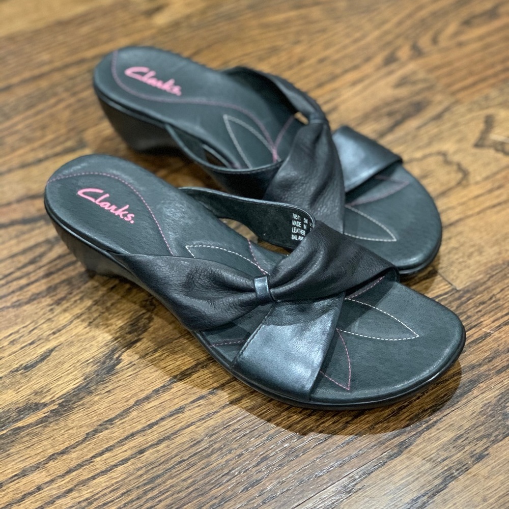 Like New Clarks Black Leather Heeled Sandals Size 5 Women’s